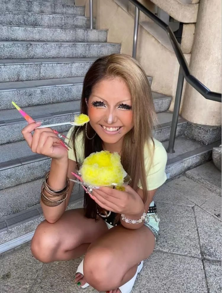 17岁日本辣妹辍学边当杂志模特边工地搬砖，长指甲断了上胶水，和工友打成一片？