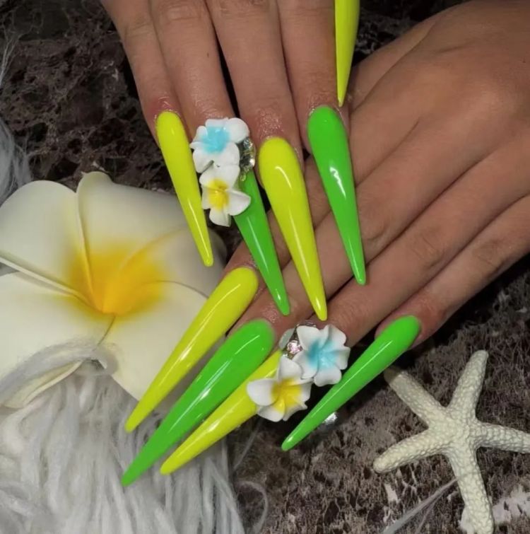 17岁日本辣妹辍学边当杂志模特边工地搬砖，长指甲断了上胶水，和工友打成一片？