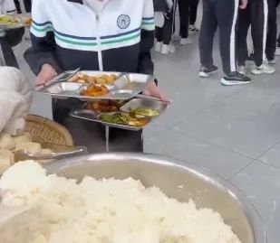 一日本人嘲讽中国中学食堂“太粗糙”,结果被评论区一张图弄得哑口无言…… 一日本人嘲讽中国中学食堂“太粗糙”,结果被评论区一张图弄得哑口无言……