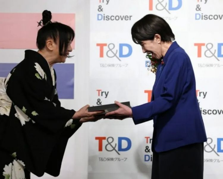 日本2025年度新语·流行语大赏出炉！高市早苗获头奖，演讲后却赶忙下台？