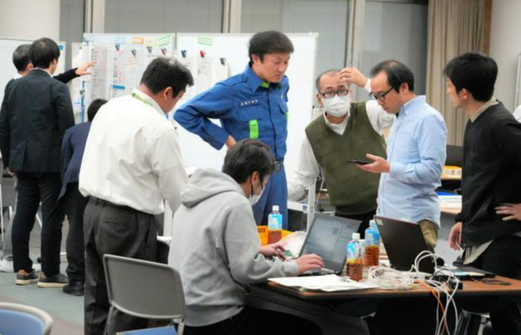 日本青森地震引发深夜抢购潮 避难所现车辆拥堵 