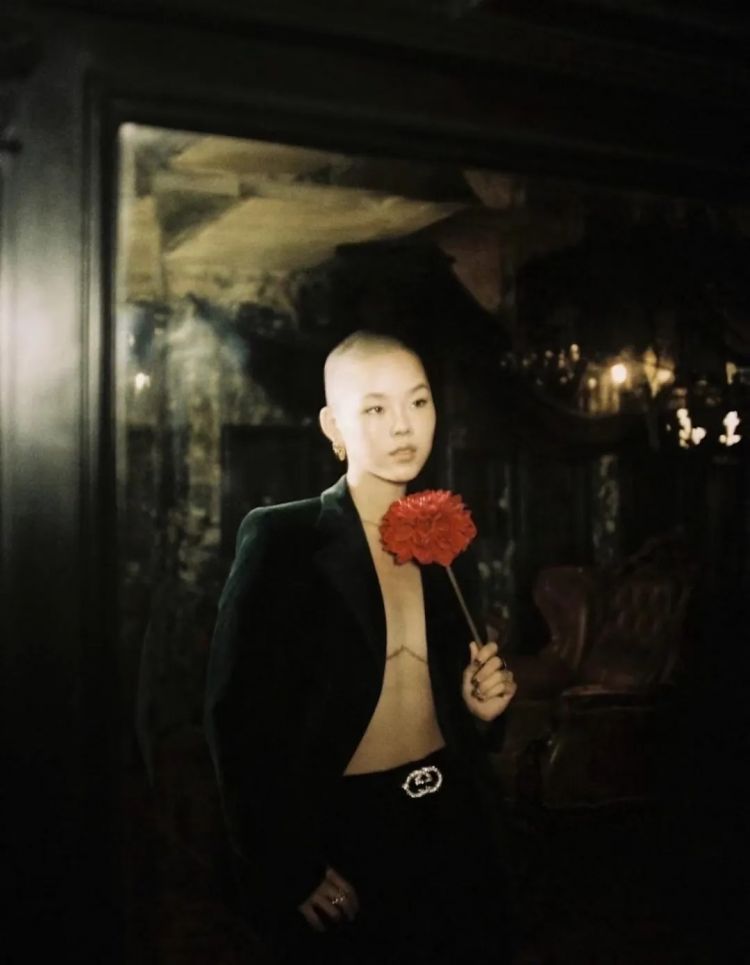 20岁日本女团成员切除胸部，称“做女人很奇怪”