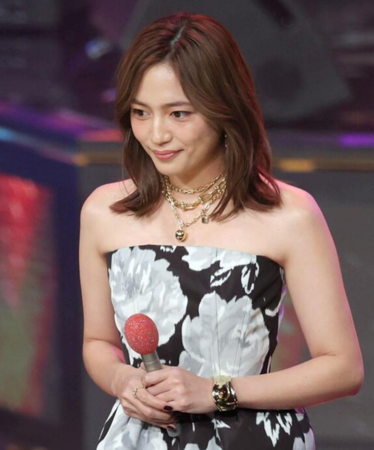 川口春奈白玫瑰礼服惊艳亮相日本唱片大奖