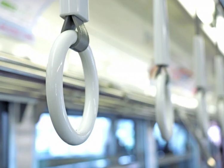 东京男性每6人就有1人「搭电车被性骚扰」，4成来自同性「男人摸」，4成来自女性，还有2成性别不明……