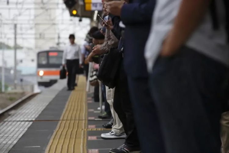 东京男性每6人就有1人「搭电车被性骚扰」，4成来自同性「男人摸」，4成来自女性，还有2成性别不明……