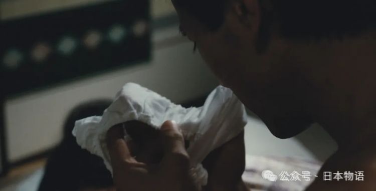 日本新型性癖:公交车上剪女性头发,20岁男大学生被捕…… 日本新型性癖:公交车上剪女性头发,20岁男大学生被捕……