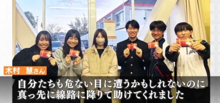 日本孕妇晕倒跌落铁轨，高中生5分钟紧急救人！纷纷后怕：车站竟然没有一个工作人员…？