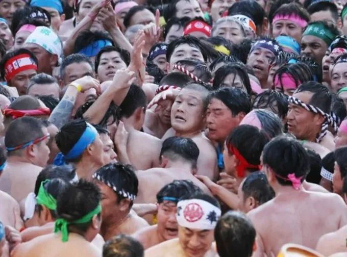 日本上万个男人赤裸肉搏,害三人晕倒送进ICU!日本网友:他们连命都不要了吗? 日本上万个男人赤裸肉搏,害三人晕倒送进ICU!日本网友:他们连命都不要了吗?