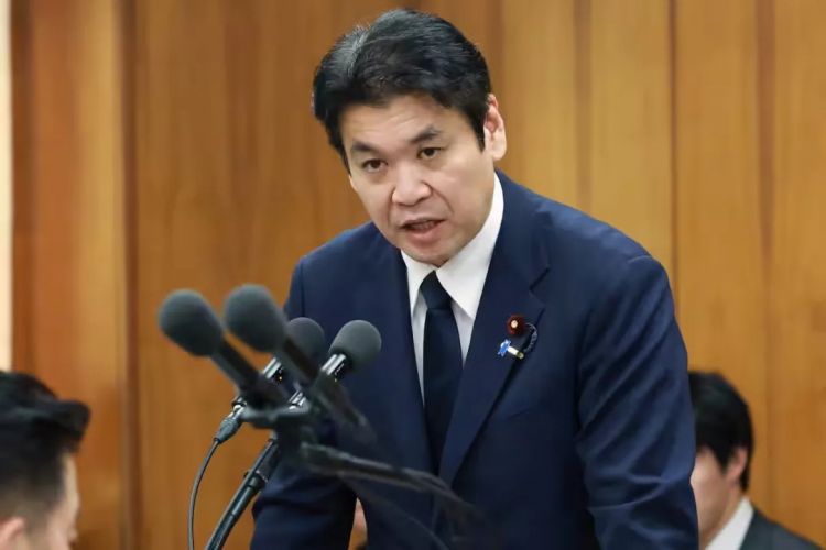 日本文科省大臣与有夫之妇出轨，还说“最讨厌高市早苗”！高市却容其留任，还鼓励“好好干”？