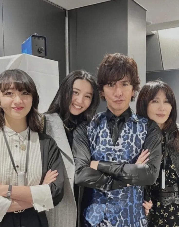 木村拓哉随手发了一张家里照片，网友却盯着豪宅看了半天！