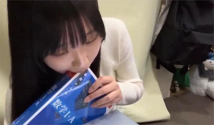 樱花妹把数学书“含一口”后挂上网卖，竟拍卖了3.5万日元！日本网友吵翻了：这是新型炼金术？！