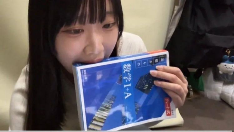 樱花妹把数学书“含一口”后挂上网卖，竟拍卖了3.5万日元！日本网友吵翻了：这是新型炼金术？！