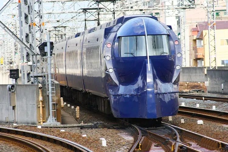 日本男子跳轨轻生被电车撞飞,中国女游客遭“人体炮弹”砸中,丈夫拼命护妻:她是我的命! 日本男子跳轨轻生被电车撞飞,中国女游客遭“人体炮弹”砸中,丈夫拼命护妻:她是我的命!