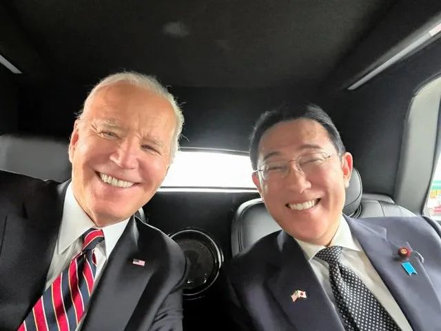 高市早苗欲讨好马克龙,拉着他上演“龟派气功”?日本网民气不打一处来,但却有人夸她有“大智慧”? 高市早苗欲讨好马克龙,拉着他上演“龟派气功”?日本网民气不打一处来,但却有人夸她有“大智慧”?