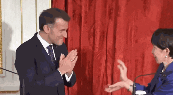 高市早苗欲讨好马克龙,拉着他上演“龟派气功”?日本网民气不打一处来,但却有人夸她有“大智慧”? 高市早苗欲讨好马克龙,拉着他上演“龟派气功”?日本网民气不打一处来,但却有人夸她有“大智慧”?