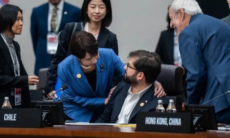 高市早苗欲讨好马克龙,拉着他上演“龟派气功”?日本网民气不打一处来,但却有人夸她有“大智慧”? 高市早苗欲讨好马克龙,拉着他上演“龟派气功”?日本网民气不打一处来,但却有人夸她有“大智慧”?