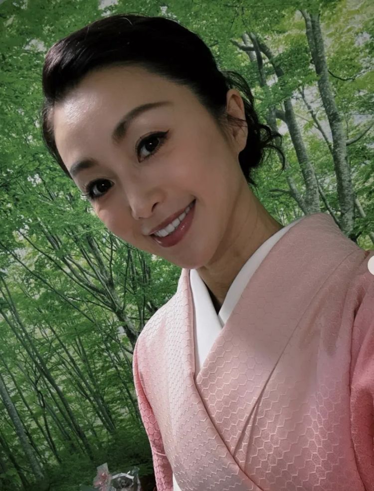 酒井法子近照曝光，55岁的现状引发网友热议！