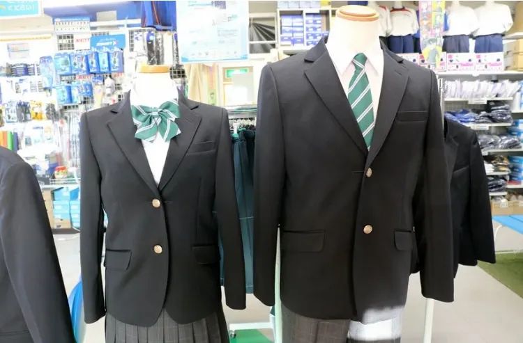 一套校服竟要两千块？！“抹除个性”的统一校服正在日本逐渐登场……