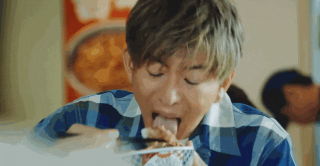 木村拓哉吃相难看引争议?手肘撑桌、伸舌头、吧唧嘴…日网:50多岁的人还这么没教养! 木村拓哉吃相难看引争议?手肘撑桌、伸舌头、吧唧嘴…日网:50多岁的人还这么没教养!