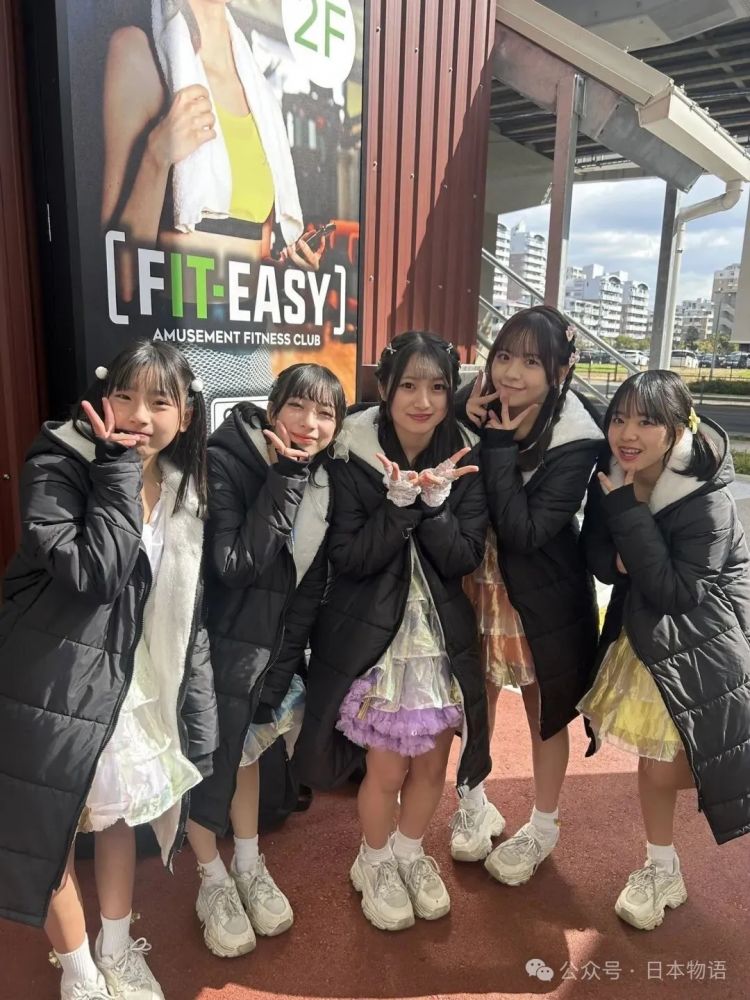 日本地下偶像见面会出现“0人到场”，女团们哭了的照片惹人心疼后人气暴涨