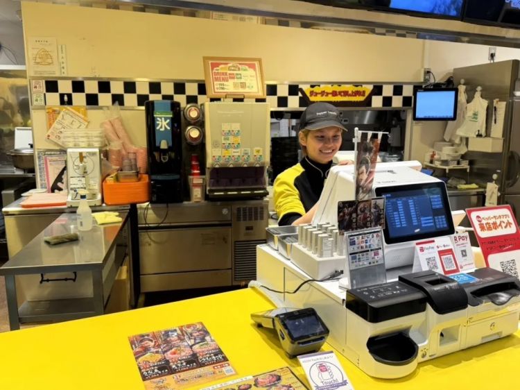 一边招外国人一边驱赶外国人，深度老龄化的日本，正在经历什么？