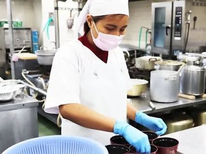 一边招外国人一边驱赶外国人，深度老龄化的日本，正在经历什么？