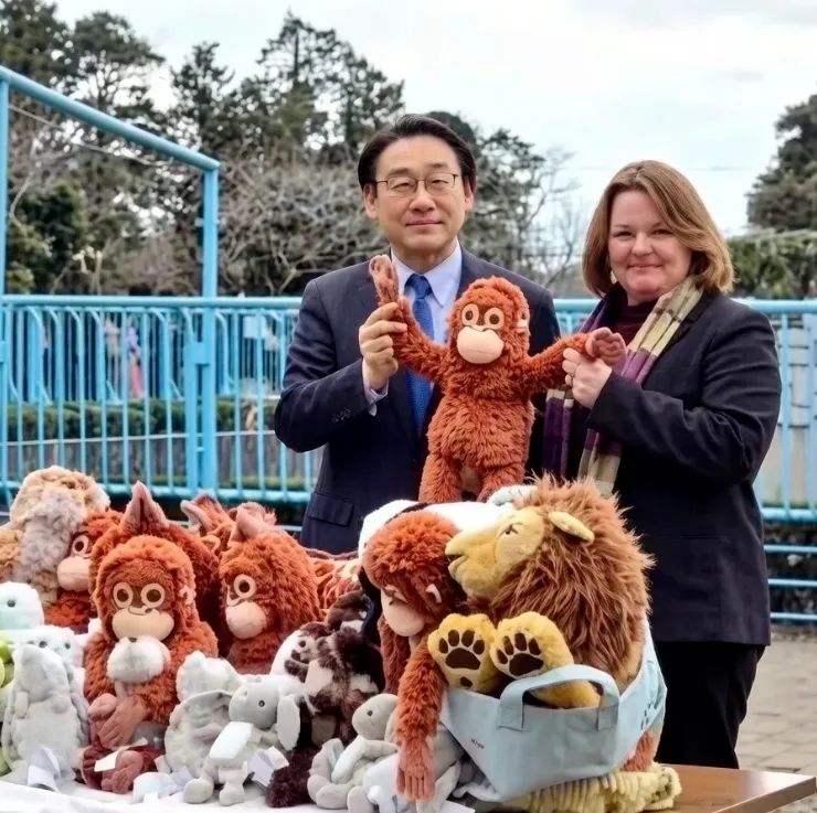 两名美国人头戴表情包闯日本动物园猴山,疑似宣传虚拟货币?日网:猴子都比他们有人性! 两名美国人头戴表情包闯日本动物园猴山,疑似宣传虚拟货币?日网:猴子都比他们有人性!