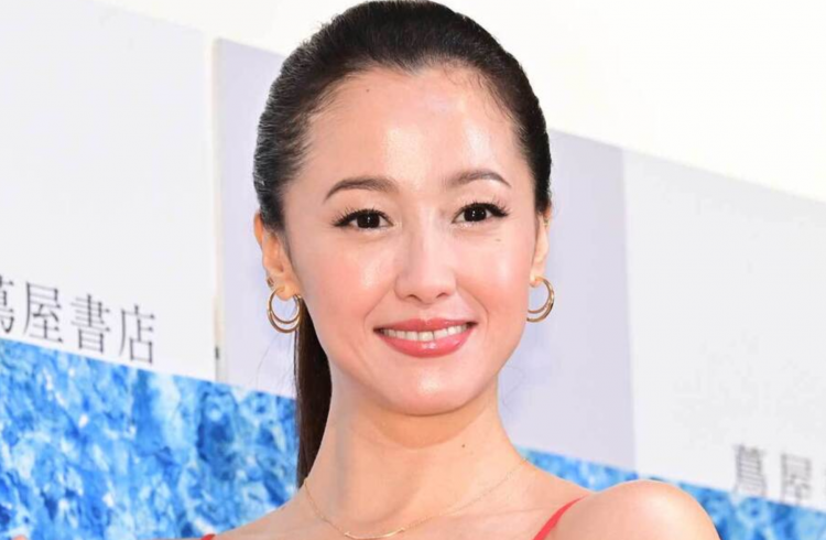 泽尻英龙华时隔19年推出新写真集 素颜出镜坦言40岁后更需保养
