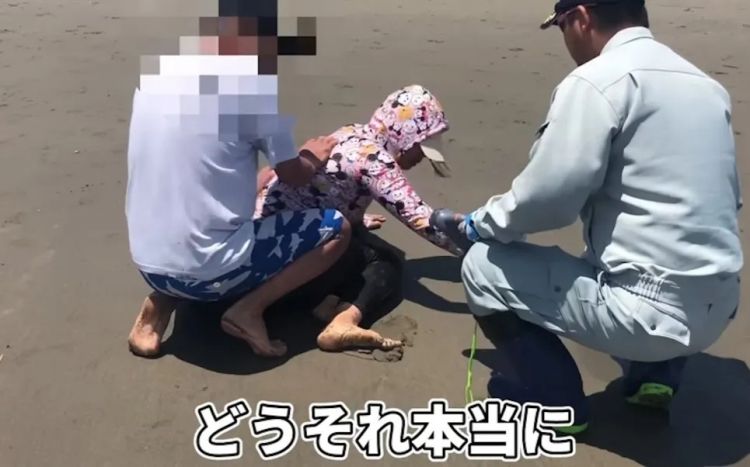 日本网友破防了！中国女子在海滩徒手偷挖3公斤蛤蜊，当场被抓认罪