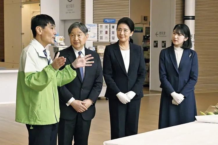 “这一生我会用尽全力守护你”:日本天皇夫妇成婚33周年,重温两人那些治愈温柔的笑容 “这一生我会用尽全力守护你”:日本天皇夫妇成婚33周年,重温两人那些治愈温柔的笑容
