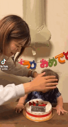 日本女人把1岁小孩头部塞进蛋糕,周围人却狂笑不止!连日娱女星都直呼心碎…… 日本女人把1岁小孩头部塞进蛋糕,周围人却狂笑不止!连日娱女星都直呼心碎……