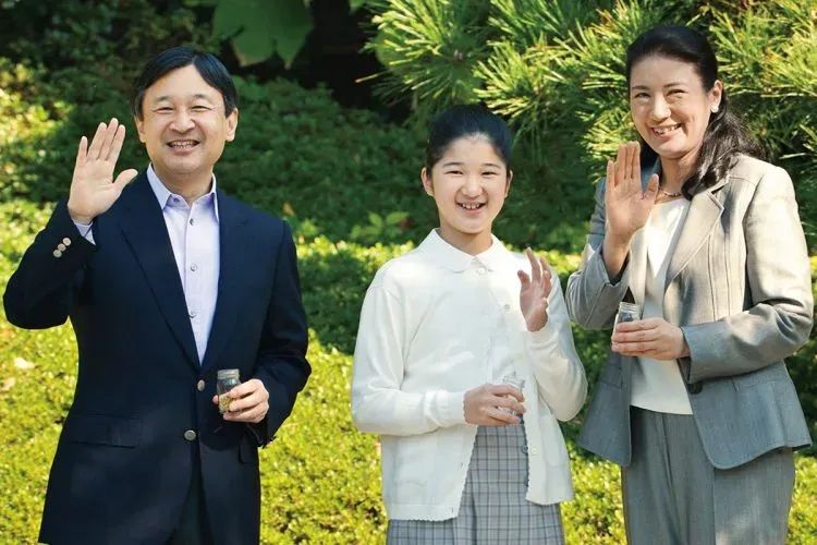 “这一生我会用尽全力守护你”:日本天皇夫妇成婚33周年,重温两人那些治愈温柔的笑容 “这一生我会用尽全力守护你”:日本天皇夫妇成婚33周年,重温两人那些治愈温柔的笑容