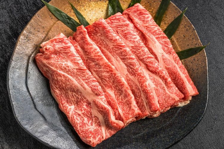 享受和牛独有的风味：脂肪带来醇厚、甘甜与余韵