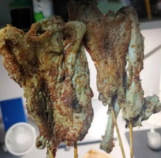 日媒报道“鹅腿阿姨”塌房，但网友发现日本早有绿色鸡腿！还疑似“碰瓷”KFC？评价却是：太美味了…