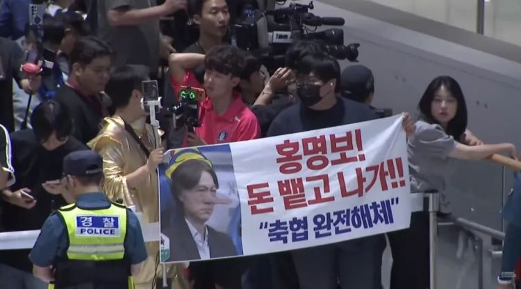 韩国“关系户”主帅搞砸世界杯，日媒吃瓜！韩媒向日本求助，森保教练憋笑：多夸夸他吧