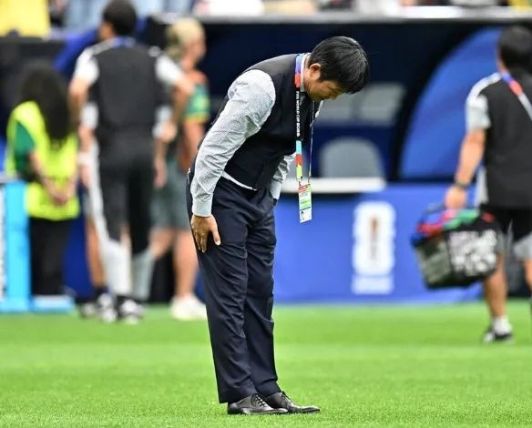 韩国“关系户”主帅搞砸世界杯，日媒吃瓜！韩媒向日本求助，森保教练憋笑：多夸夸他吧