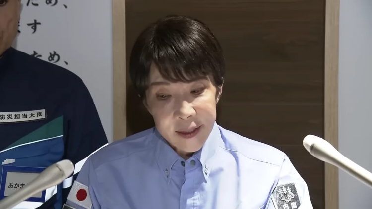 日本民众折千纸鹤献“爱心”,高市早苗俯瞰灾区感叹“活着真好”?!熊本哀嚎:都是废 日本民众折千纸鹤献“爱心”,高市早苗俯瞰灾区感叹“活着真好”?!熊本哀嚎:都是废