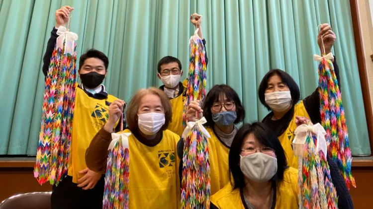 日本民众折千纸鹤献“爱心”,高市早苗俯瞰灾区感叹“活着真好”?!熊本哀嚎:都是废 日本民众折千纸鹤献“爱心”,高市早苗俯瞰灾区感叹“活着真好”?!熊本哀嚎:都是废