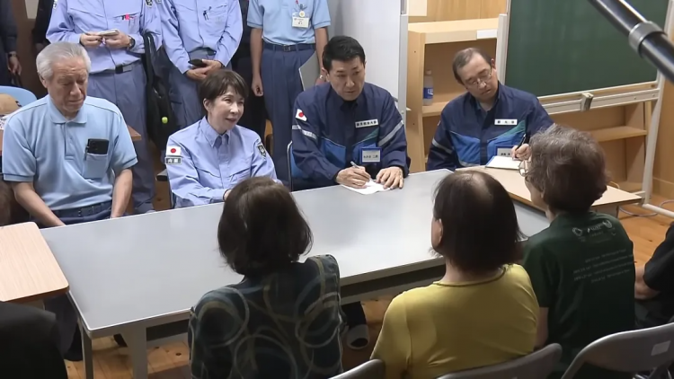 日本民众折千纸鹤献“爱心”,高市早苗俯瞰灾区感叹“活着真好”?!熊本哀嚎:都是废 日本民众折千纸鹤献“爱心”,高市早苗俯瞰灾区感叹“活着真好”?!熊本哀嚎:都是废