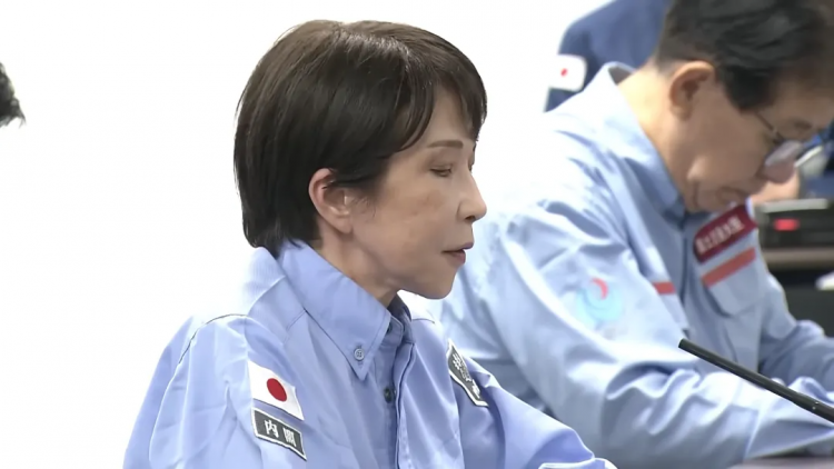 日本民众折千纸鹤献“爱心”,高市早苗俯瞰灾区感叹“活着真好”?!熊本哀嚎:都是废 日本民众折千纸鹤献“爱心”,高市早苗俯瞰灾区感叹“活着真好”?!熊本哀嚎:都是废