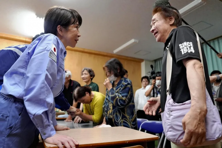 日本民众折千纸鹤献“爱心”,高市早苗俯瞰灾区感叹“活着真好”?!熊本哀嚎:都是废 日本民众折千纸鹤献“爱心”,高市早苗俯瞰灾区感叹“活着真好”?!熊本哀嚎:都是废