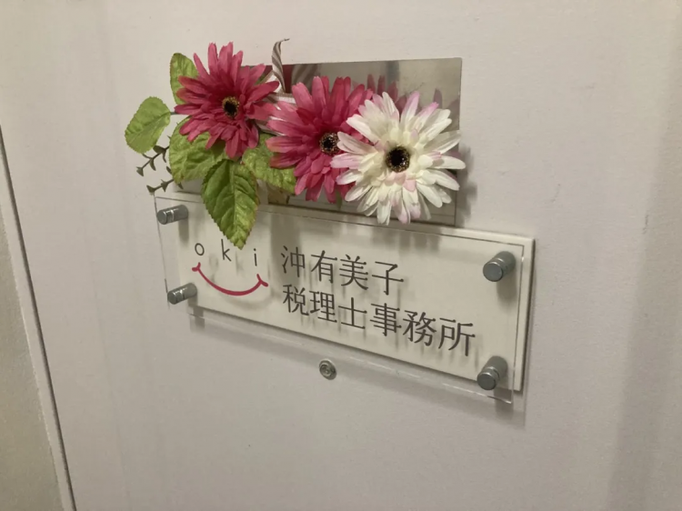 深陷传销、牛郎负债数百万，沦为风俗女…曾被包养的她却成了众多女孩的“救世主”！？