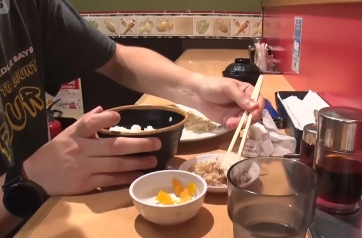 日本网红店饺子再次“违背祖宗”,却让欧美游客狂流口水?网友:这都是什么鬼东西… 日本网红店饺子再次“违背祖宗”,却让欧美游客狂流口水?网友:这都是什么鬼东西…