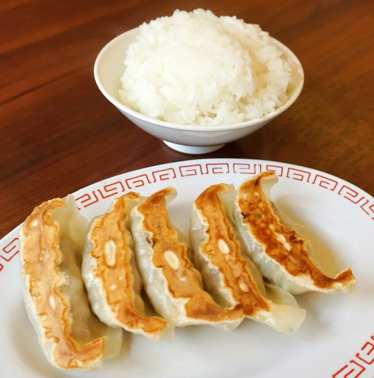 日本网红店饺子再次“违背祖宗”,却让欧美游客狂流口水?网友:这都是什么鬼东西… 日本网红店饺子再次“违背祖宗”,却让欧美游客狂流口水?网友:这都是什么鬼东西…