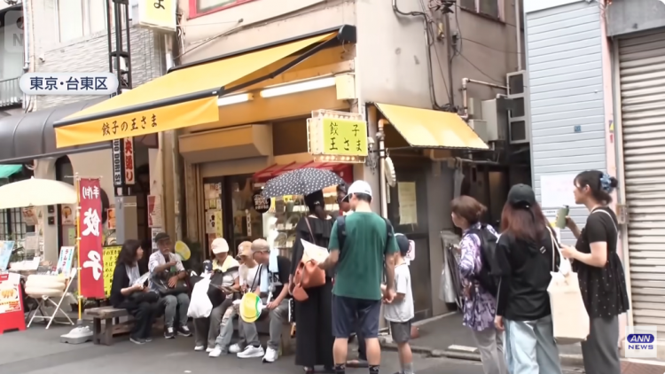 日本网红店饺子再次“违背祖宗”,却让欧美游客狂流口水?网友:这都是什么鬼东西… 日本网红店饺子再次“违背祖宗”,却让欧美游客狂流口水?网友:这都是什么鬼东西…